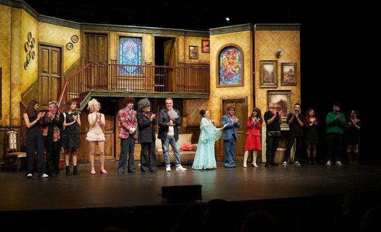 “Oyunun Oyunu” Prömiyerinde Perde Kahkahaya Açıldı!