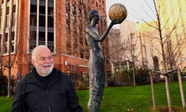 PARİS BELEDİYESİ KOLEKSİYONUNDA BİR TÜRK SANATÇININ İMZASI: CEM SAĞBİL’İN “AY TUTAN ADAM” ve “HEMERA”HEYKELLERİ, 10. BÖLGE’DE KALICI OLARAK YENİDEN YÜKSELİYOR!