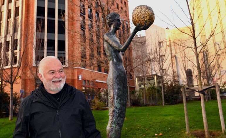 PARİS BELEDİYESİ KOLEKSİYONUNDA BİR TÜRK SANATÇININ İMZASI: CEM SAĞBİL’İN “AY TUTAN ADAM” ve “HEMERA”HEYKELLERİ, 10. BÖLGE’DE KALICI OLARAK YENİDEN YÜKSELİYOR!