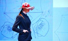 ŞAPKALARIYLA ÇAĞLARINI SELAMLADILAR