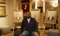 CEM KEBENÇ’İN ÜÇ BÜYÜK USTAYI RESMETTİĞİ “KAVUKLU SERİSİ” BABA SAHNE’DE!