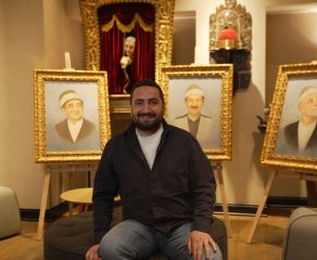 CEM KEBENÇ’İN ÜÇ BÜYÜK USTAYI RESMETTİĞİ “KAVUKLU SERİSİ” BABA SAHNE’DE!