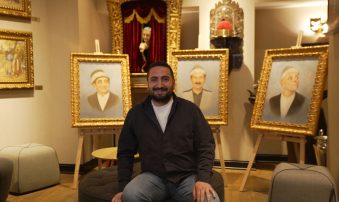 CEM KEBENÇ’İN ÜÇ BÜYÜK USTAYI RESMETTİĞİ “KAVUKLU SERİSİ” BABA SAHNE’DE!