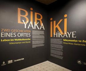 İSTANBUL’UN KALBİNDE İKİ DÜNYA MİRASI… “BİR YAKA, İKİ HİKÂYE: SÜLEYMANİYE ve ZEYREK” SERGİSİ METROHAN’DA AÇILDI!