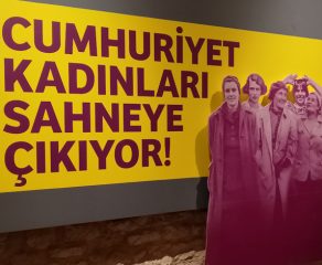 SINIRLARI AŞAN KADINLAR, PARILDAYAN HİKÂYELER: “CUMHURİYET KADINLARI SAHNEYE ÇIKIYOR!” SERGİSİYLE BARUTHANE’DE CUMHURİYET RÜZGÂRI