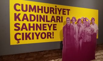 SINIRLARI AŞAN KADINLAR, PARILDAYAN HİKÂYELER: “CUMHURİYET KADINLARI SAHNEYE ÇIKIYOR!” SERGİSİYLE BARUTHANE’DE CUMHURİYET RÜZGÂRI