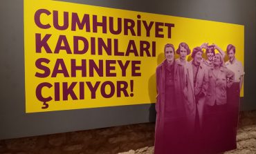 SINIRLARI AŞAN KADINLAR, PARILDAYAN HİKÂYELER: “CUMHURİYET KADINLARI SAHNEYE ÇIKIYOR!” SERGİSİYLE BARUTHANE’DE CUMHURİYET RÜZGÂRI