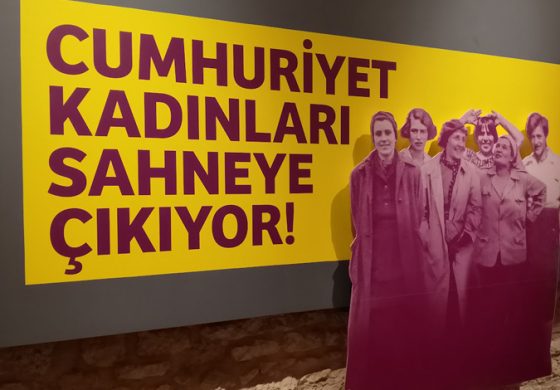 SINIRLARI AŞAN KADINLAR, PARILDAYAN HİKÂYELER: “CUMHURİYET KADINLARI SAHNEYE ÇIKIYOR!” SERGİSİYLE BARUTHANE’DE CUMHURİYET RÜZGÂRI