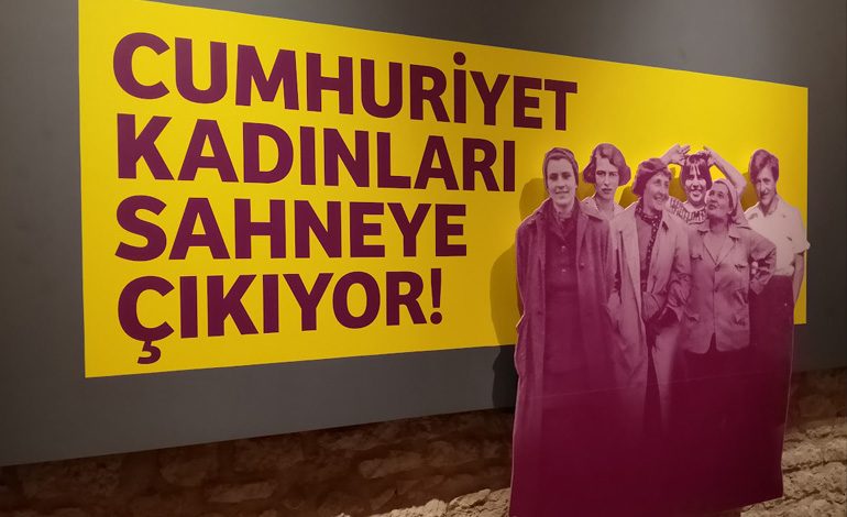 SINIRLARI AŞAN KADINLAR, PARILDAYAN HİKÂYELER: “CUMHURİYET KADINLARI SAHNEYE ÇIKIYOR!” SERGİSİYLE BARUTHANE’DE CUMHURİYET RÜZGÂRI