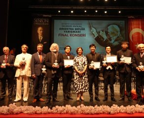 DÜNYANIN GENÇ ORKESTRA ŞEFLERİ YARIŞTI: ESKİŞEHİR ULUSLARARASI GÜRER AYKAL ORKESTRA ŞEFLİĞİ YARIŞMASI’NDA ÖDÜLLER SAHİPLERİNİ BULDU!