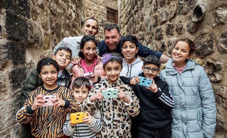 Sabancı Vakfı’nın 17. Sezon Fark Yaratanları Amar Kılıç ve Serbest Salih Mardin’de Çocukları Analog Fotoğrafçılıkla Buluşturuyor