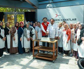 DEPREMZEDE KADINLARA MEHMET ŞEF EĞİTİM VERDİ 